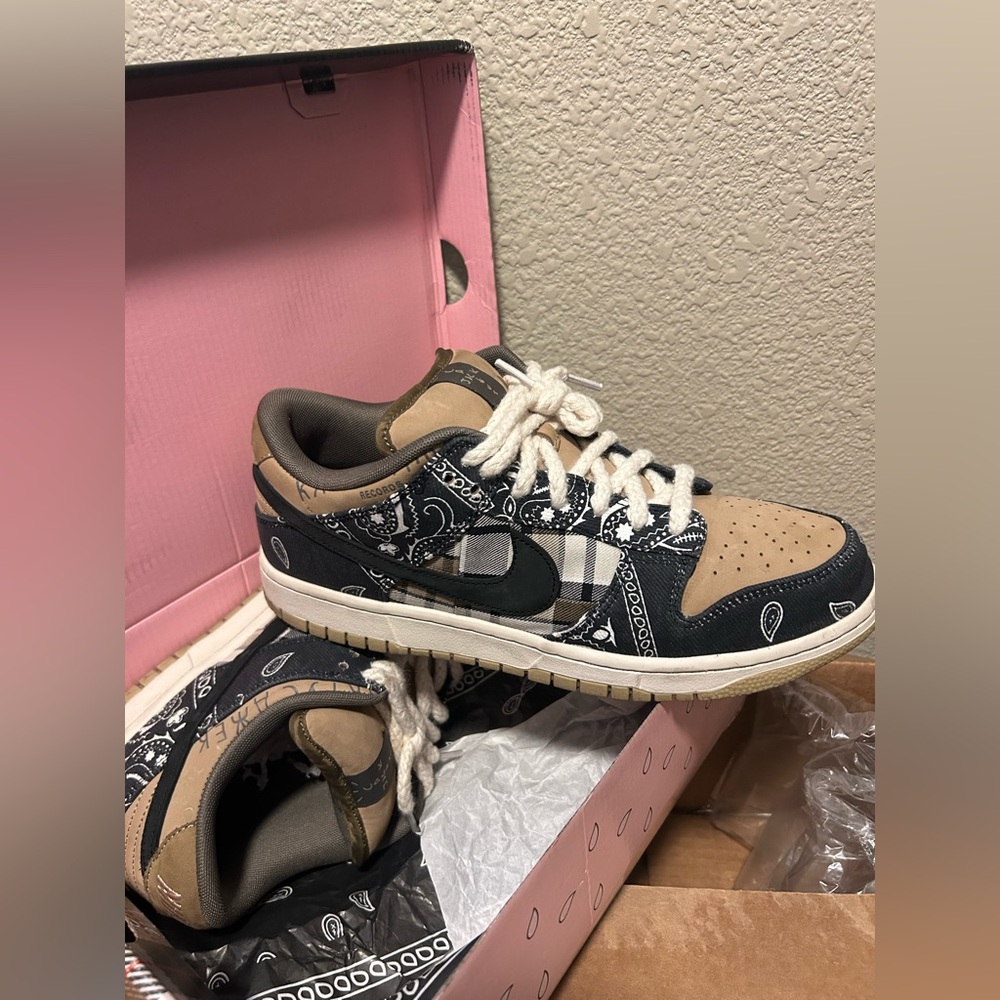 Nike SB Dunk Low PRM QS Sneakers
Slightly Used